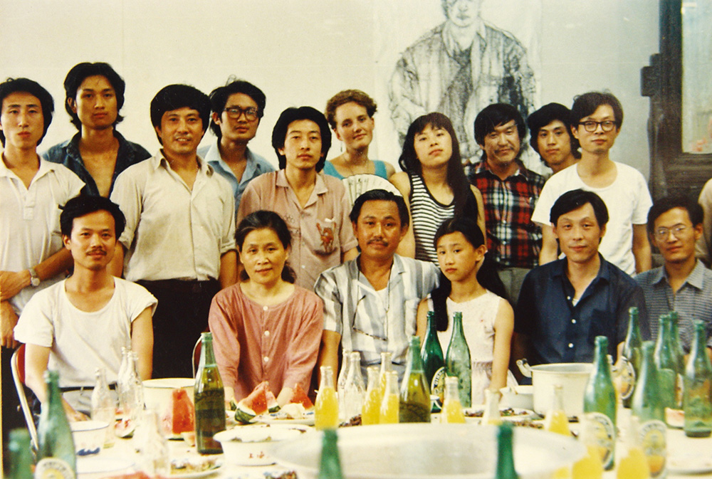 106-1988年蔡玉水在中央美院卢沉工作室进修师生共同为周思聪老师过生日.jpg